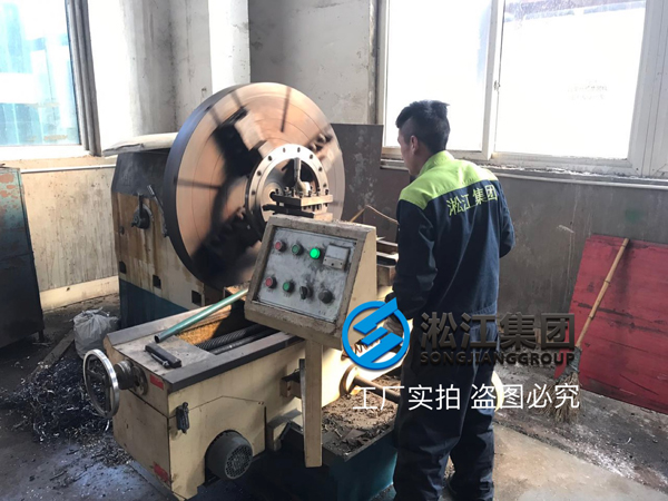 【生產(chǎn)現(xiàn)場(chǎng)】橡膠伸縮節(jié)開(kāi)槽法蘭生產(chǎn)現(xiàn)場(chǎng)